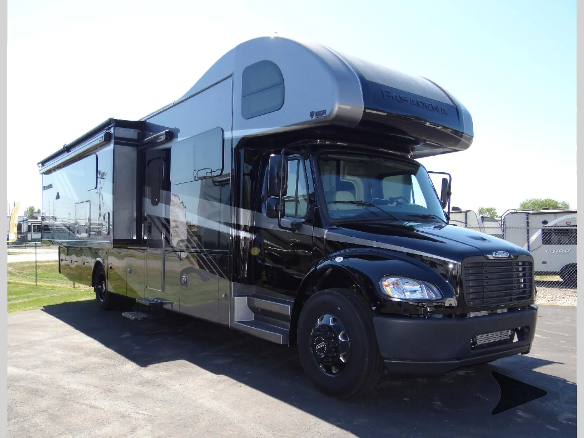 2023 Thor Motor Coach Pasadena 38FX - Photo 2