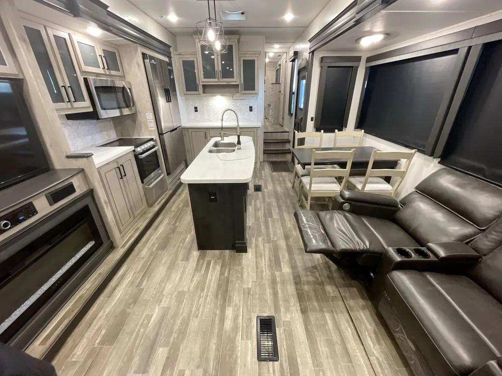 2023 Keystone Avalanche 390DS, Photos photo 3