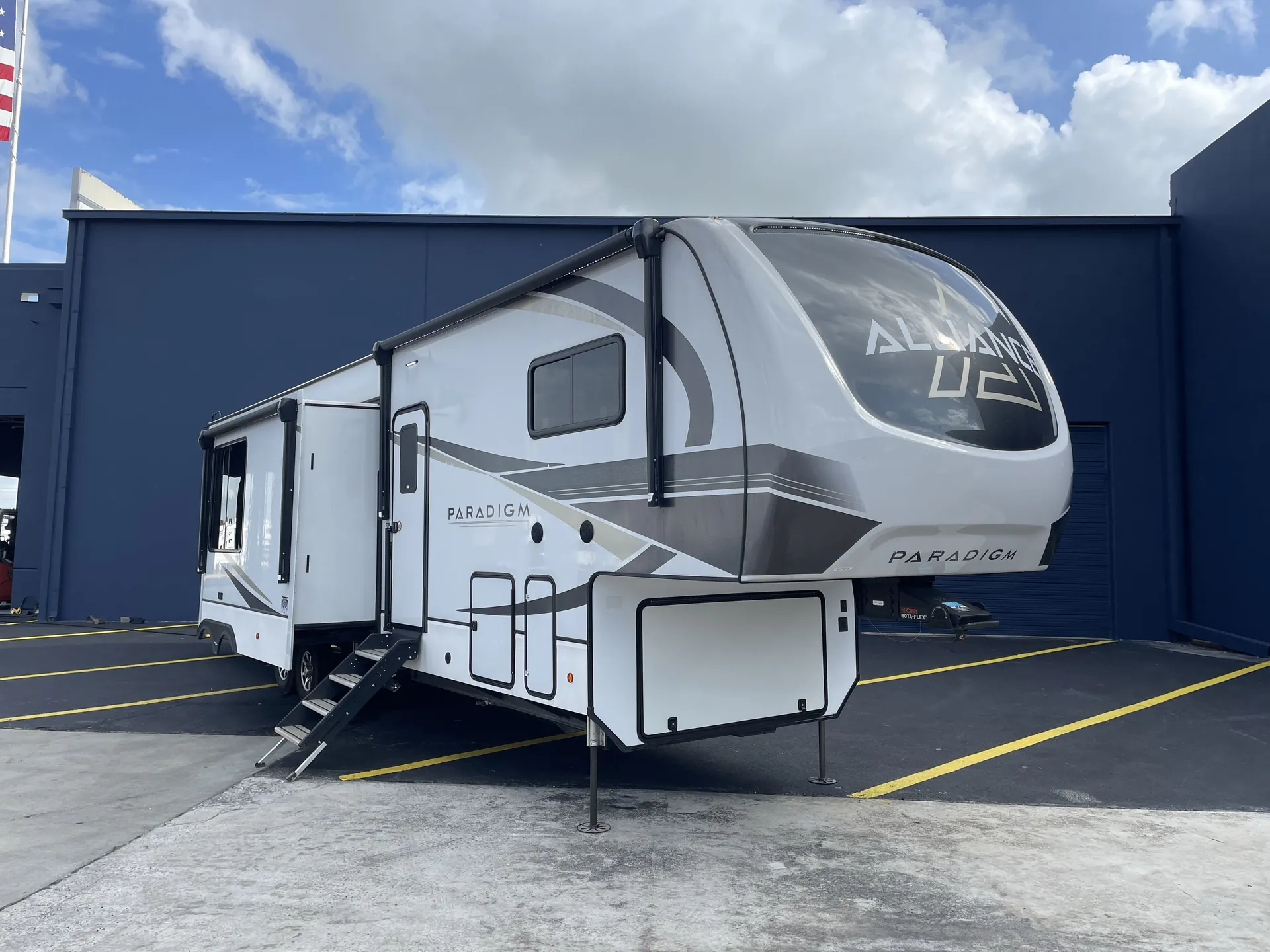 2024 Alliance RV Paradigm 395DS - Photo 2