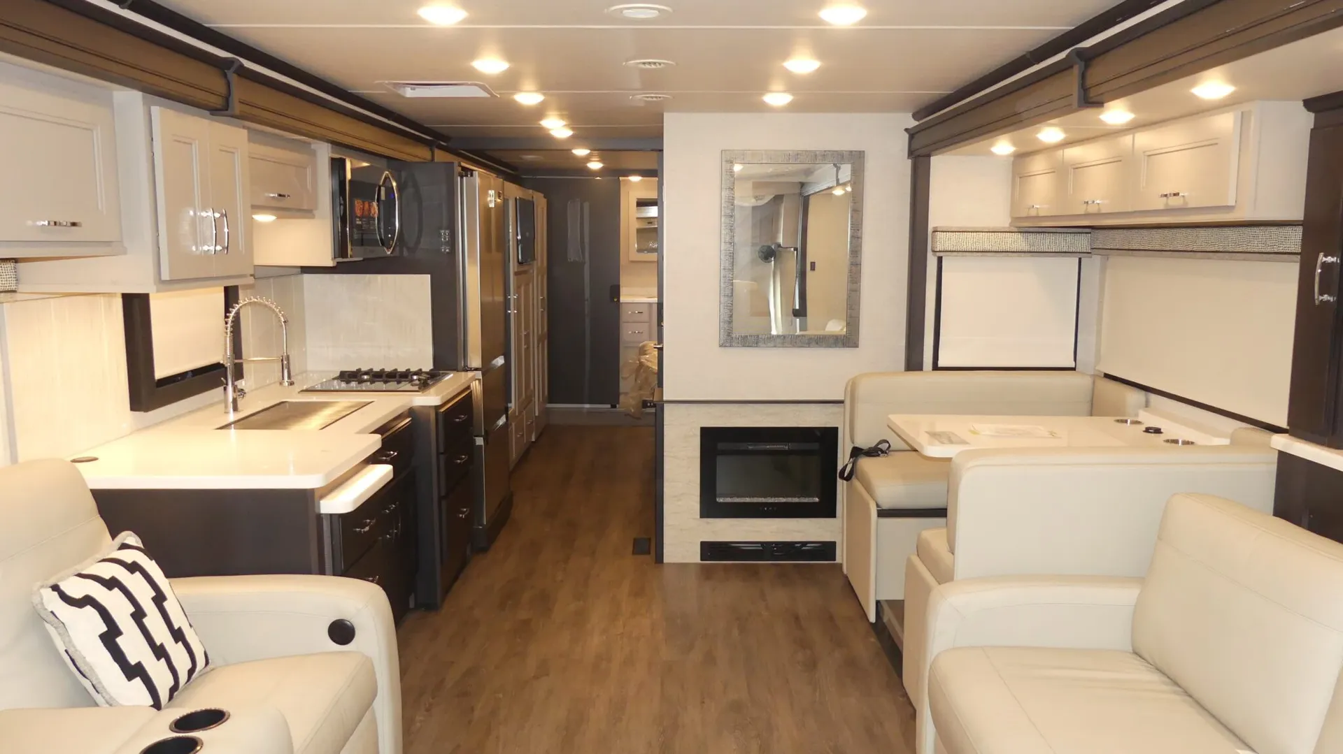 2026 Thor Motor Coach Riviera 38RB - Photo 3