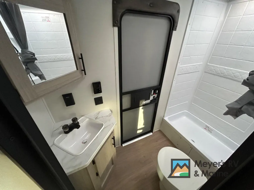 2027 East to West Della Terra 280BH, Photos photo 17