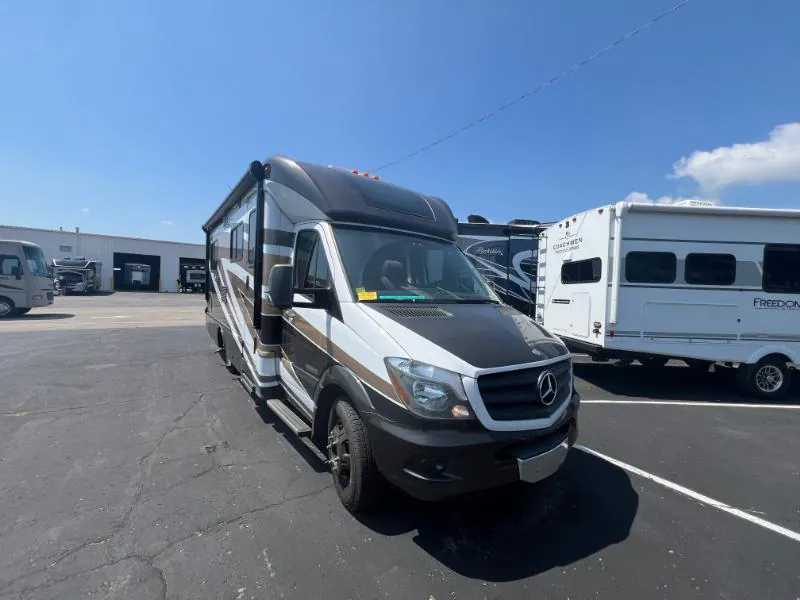 2015 Winnebago Navion 24V - Photo 4