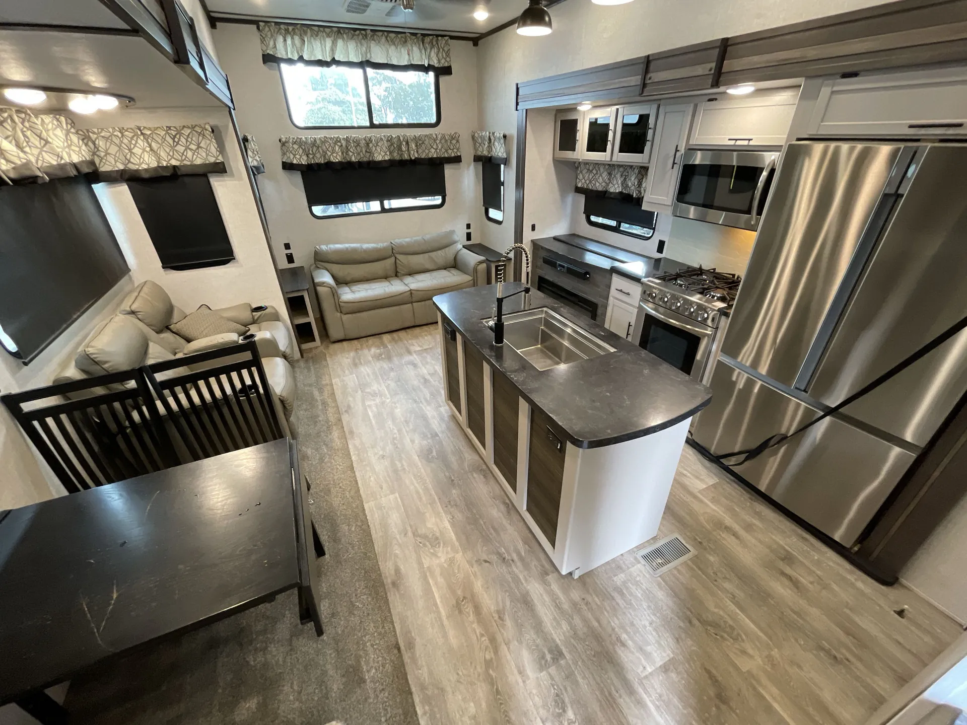 2021 CrossRoads Hampton 375DBL — living area main
