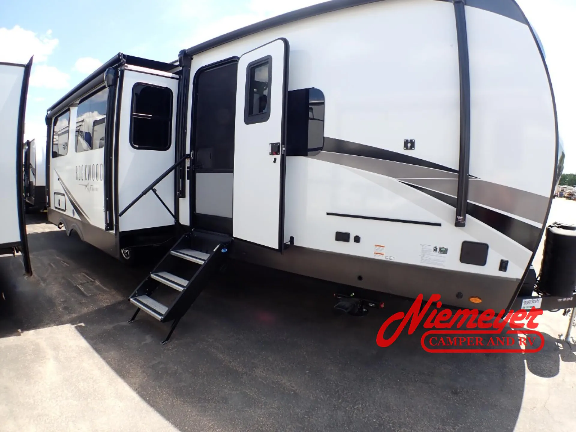 2025 Forest River Rockwood Signature 8338DB - Photo 4