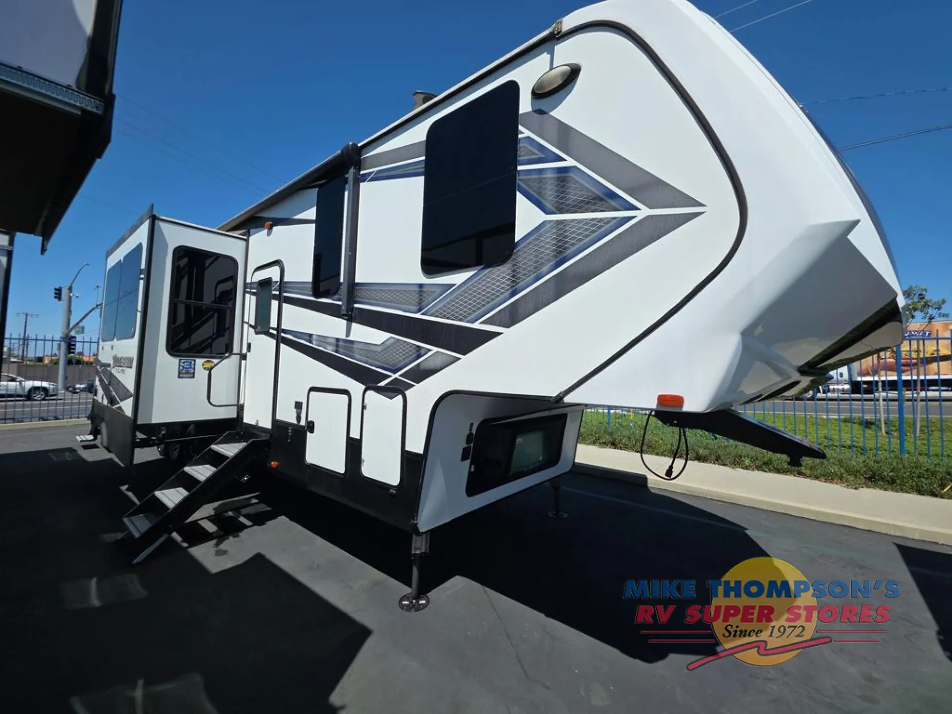 2018 Grand Design Momentum 381M - Photo 3
