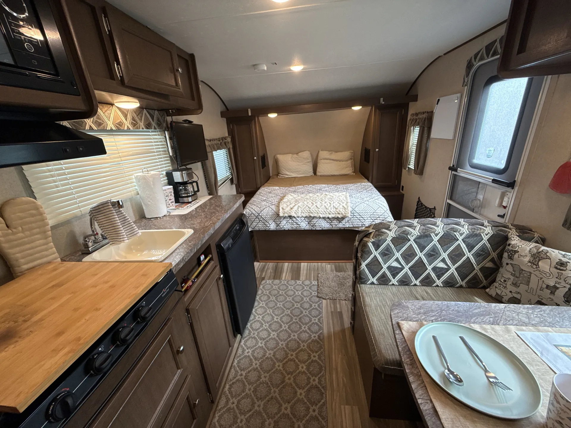 2018 Shasta Oasis 18FQ — living area main