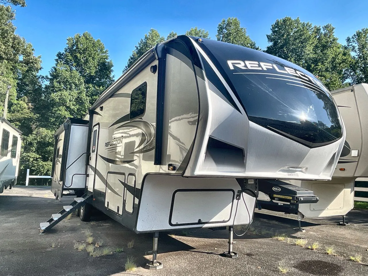 2022 Grand Design Reflection 320MKS dealer photo 1 from Blue Compass RV