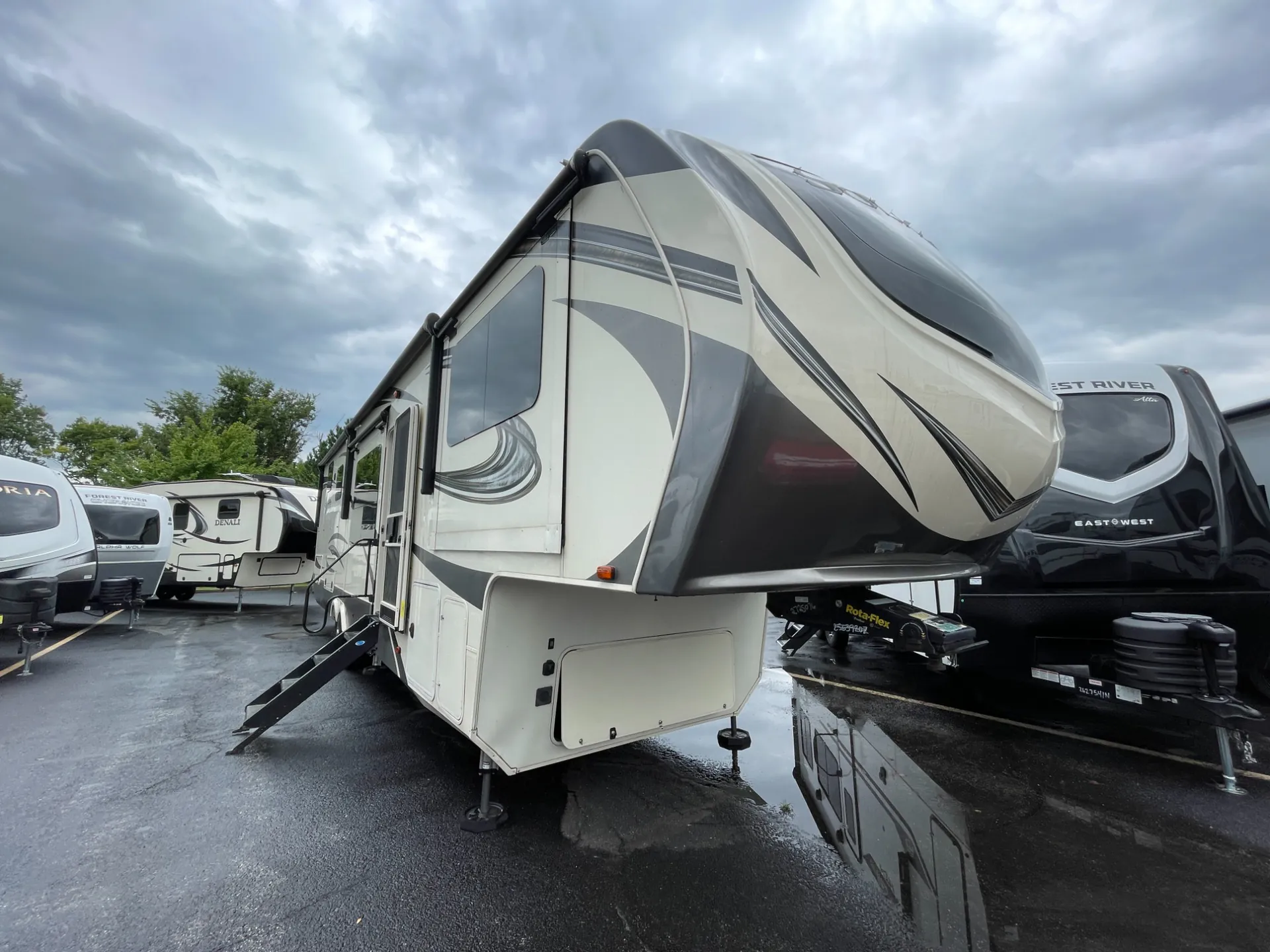 2019 Grand Design Solitude 380FL - Photo 2