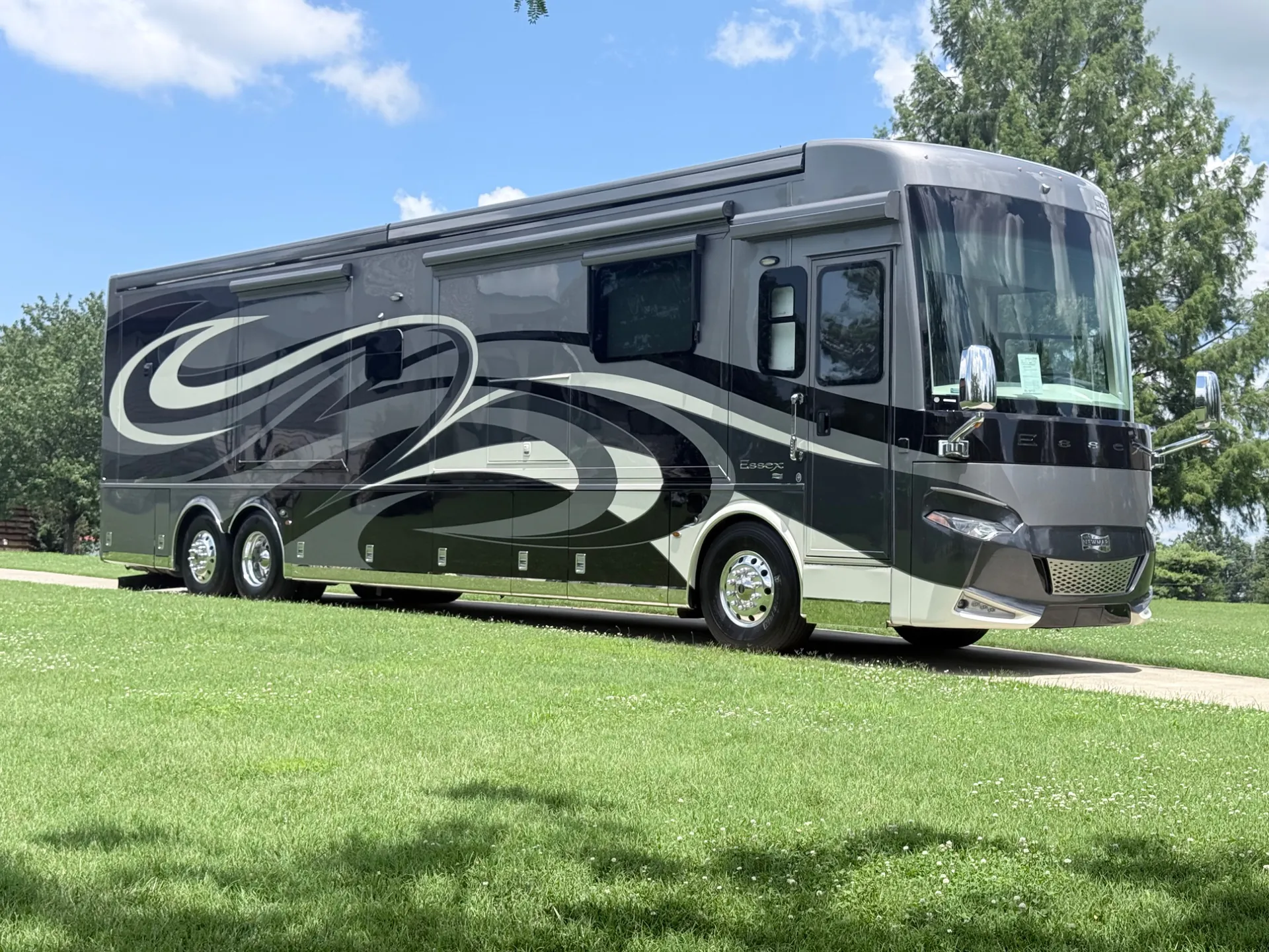 2019 Newmar Essex 4543 - Photo 2