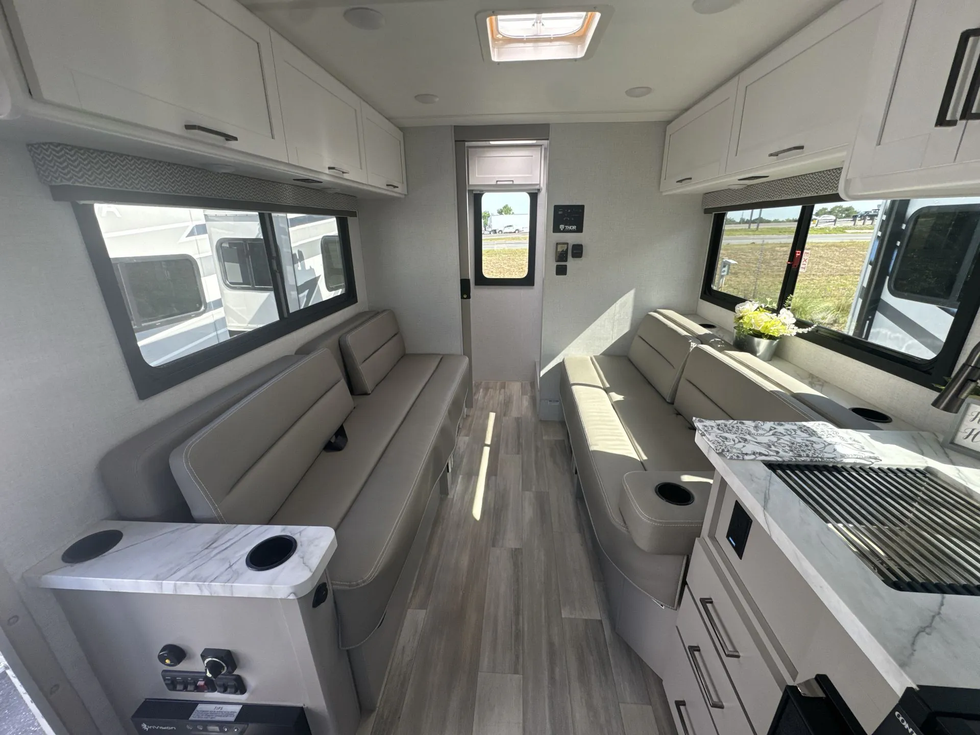 2026 Thor Motor Coach Geneva 19VX - Photo 4