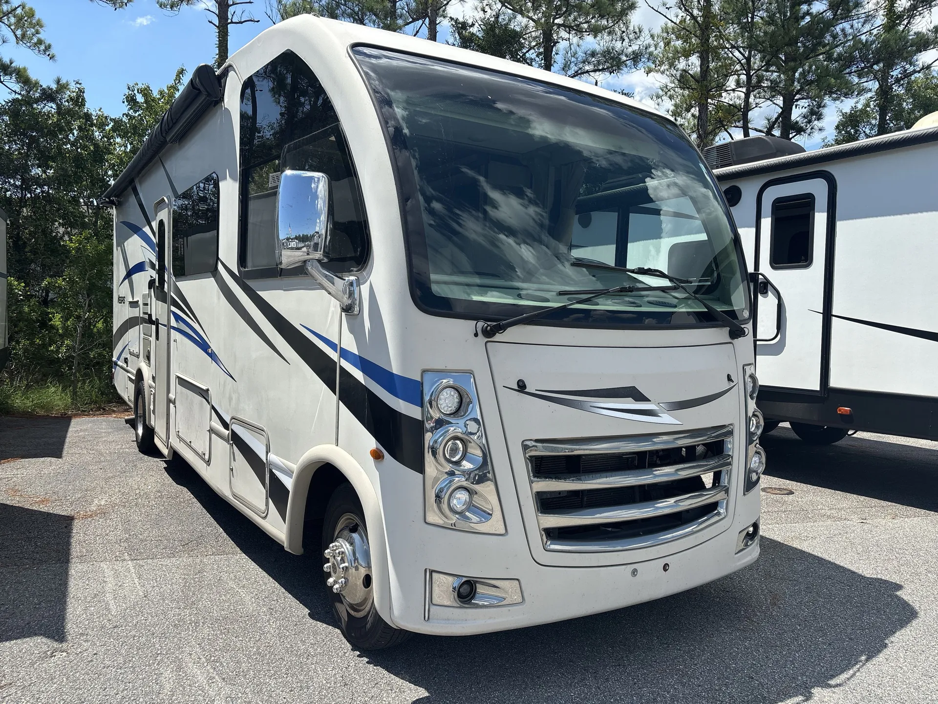 2019 Thor Motor Coach Vegas 27.7 - Photo 2