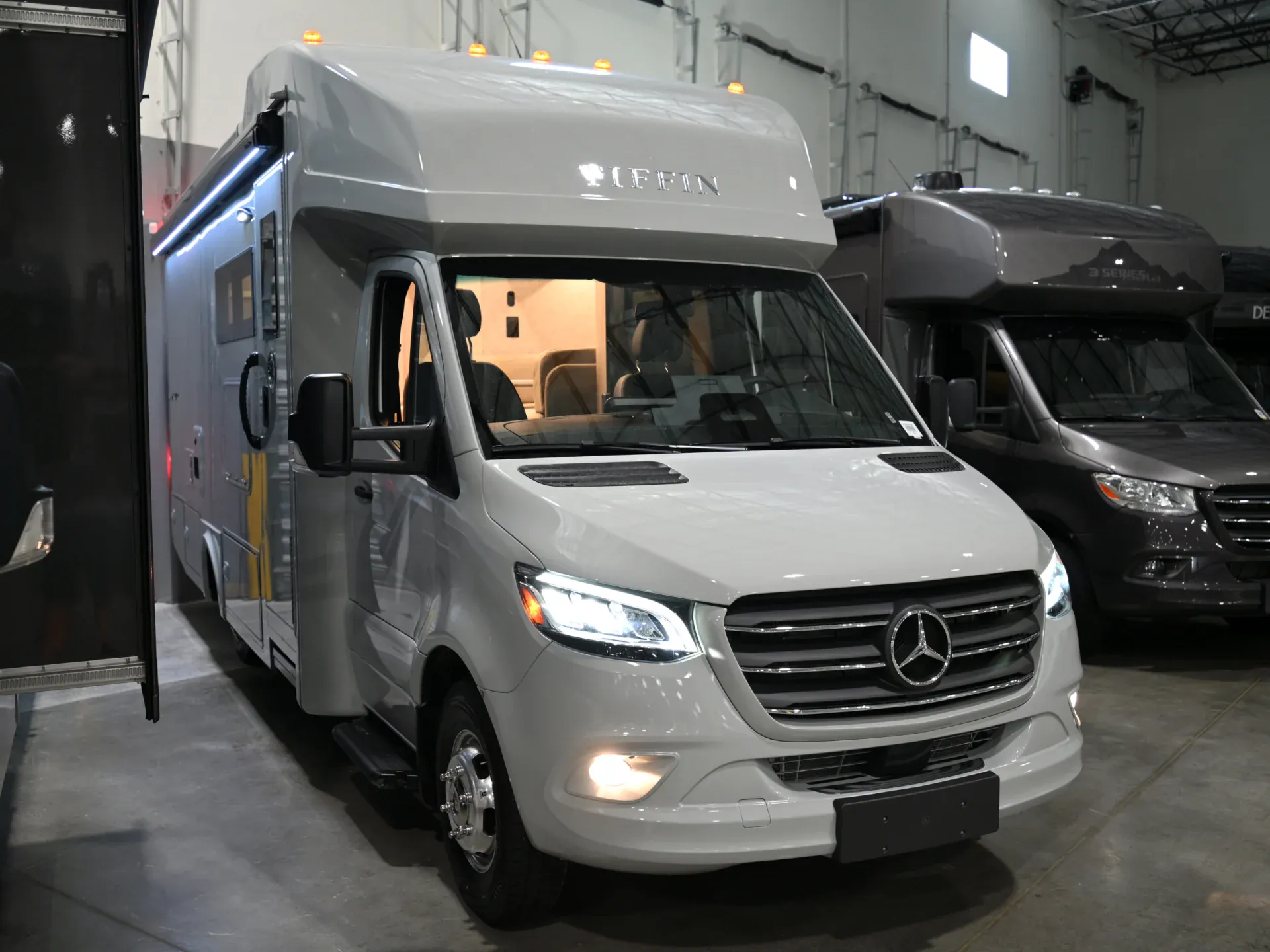 2027 Tiffin Wayfarer 25 RW dealer photo 1 from La Mesa RV Center