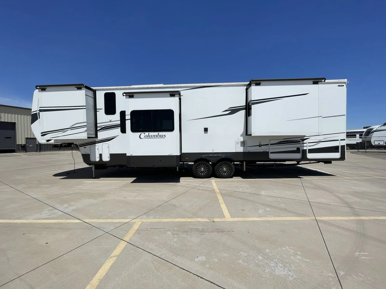 2025 Palomino Columbus 388FKH - Photo 3