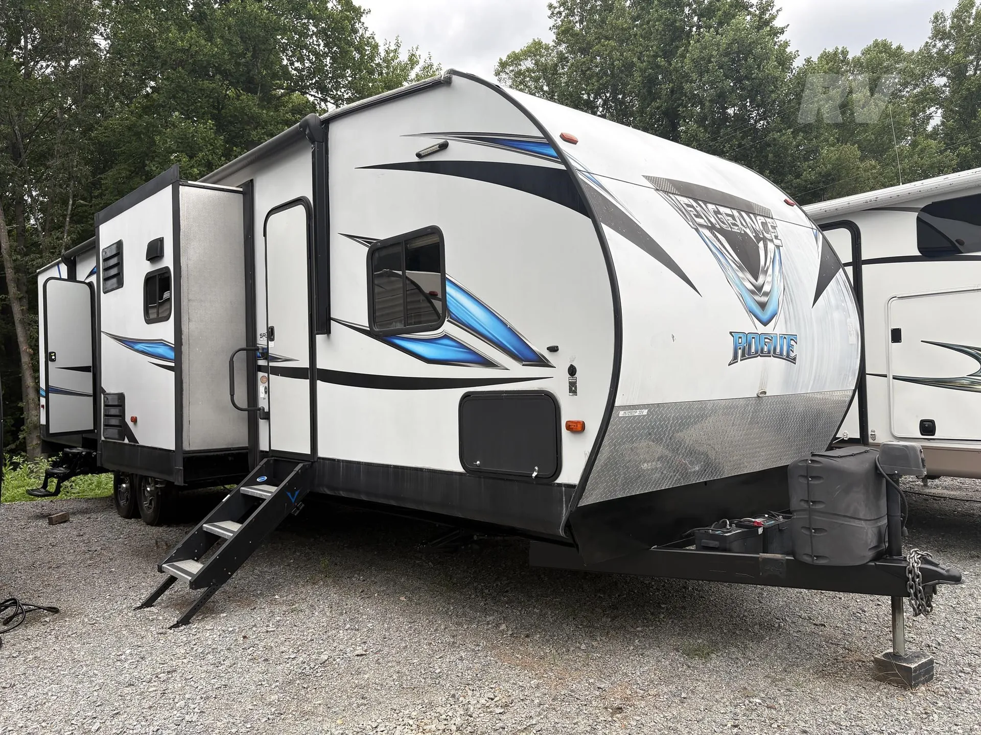 2019 Forest River Vengeance Rogue 32V - Photo 2