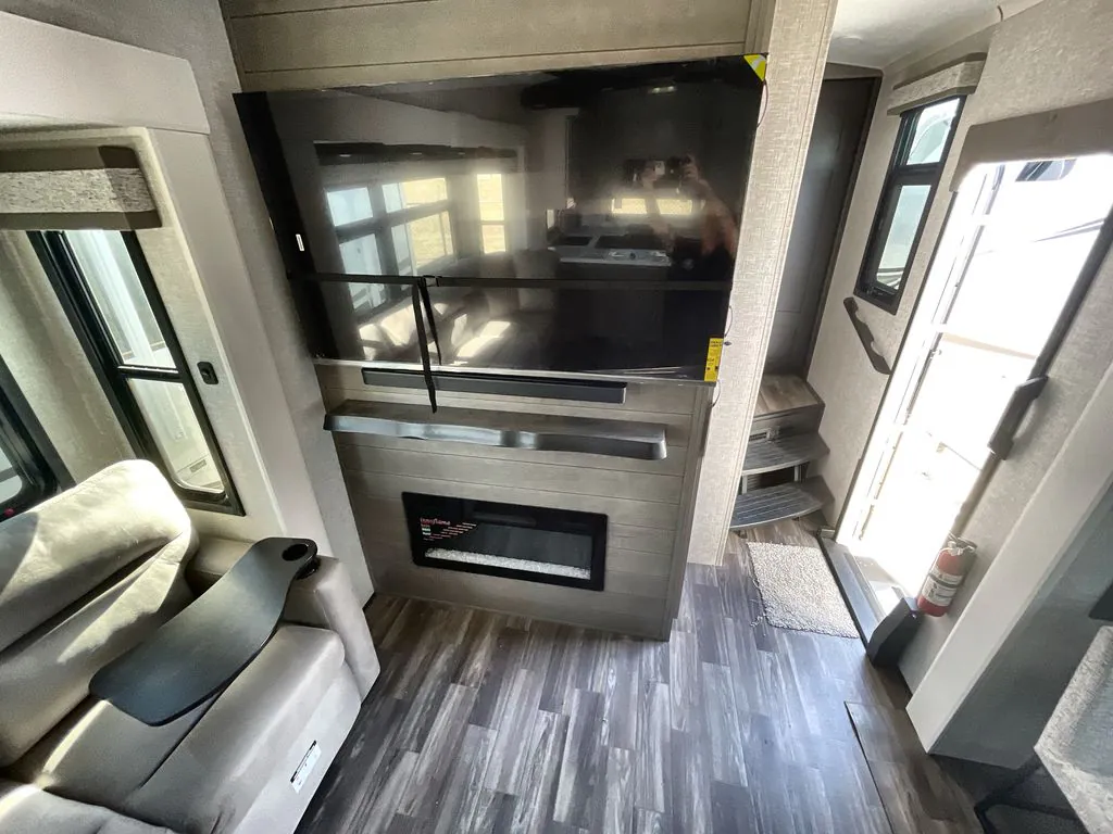 2025 Jayco North Point 365RKTS - Photo 2