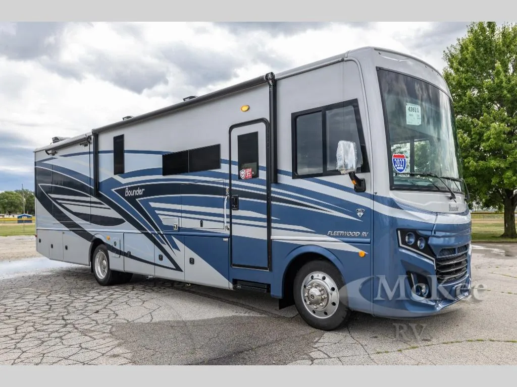 2027 Fleetwood Bounder 35K - Photo 2