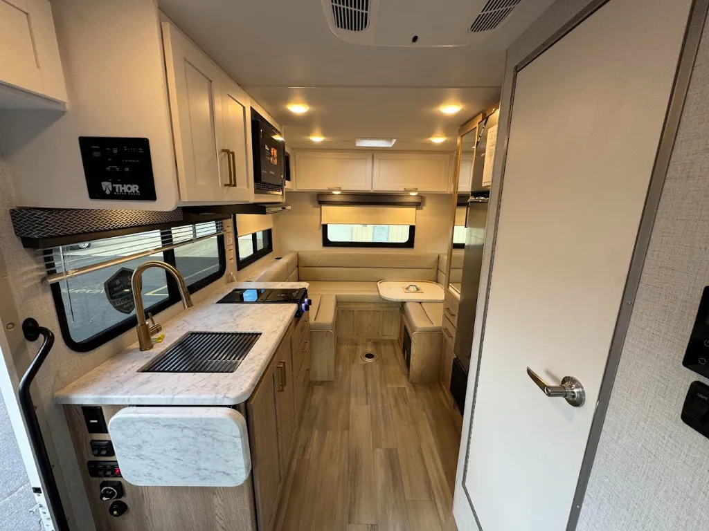 2026 Thor Motor Coach Four Winds 19Z - Photo 3
