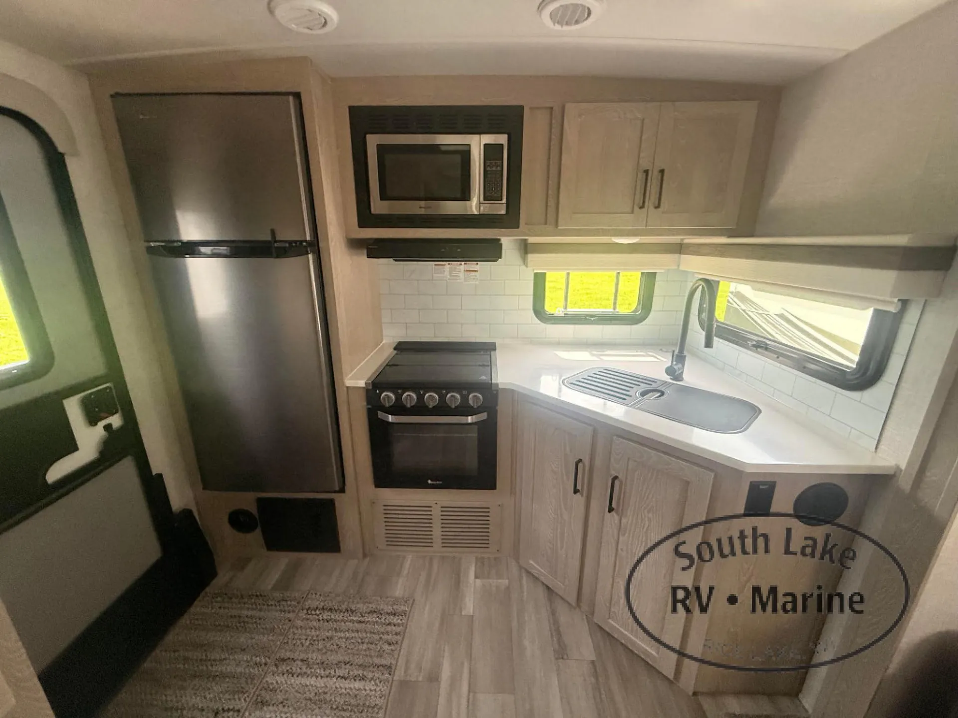 2022 Forest River Rockwood Ultra Lite 2614BS — Photo 7