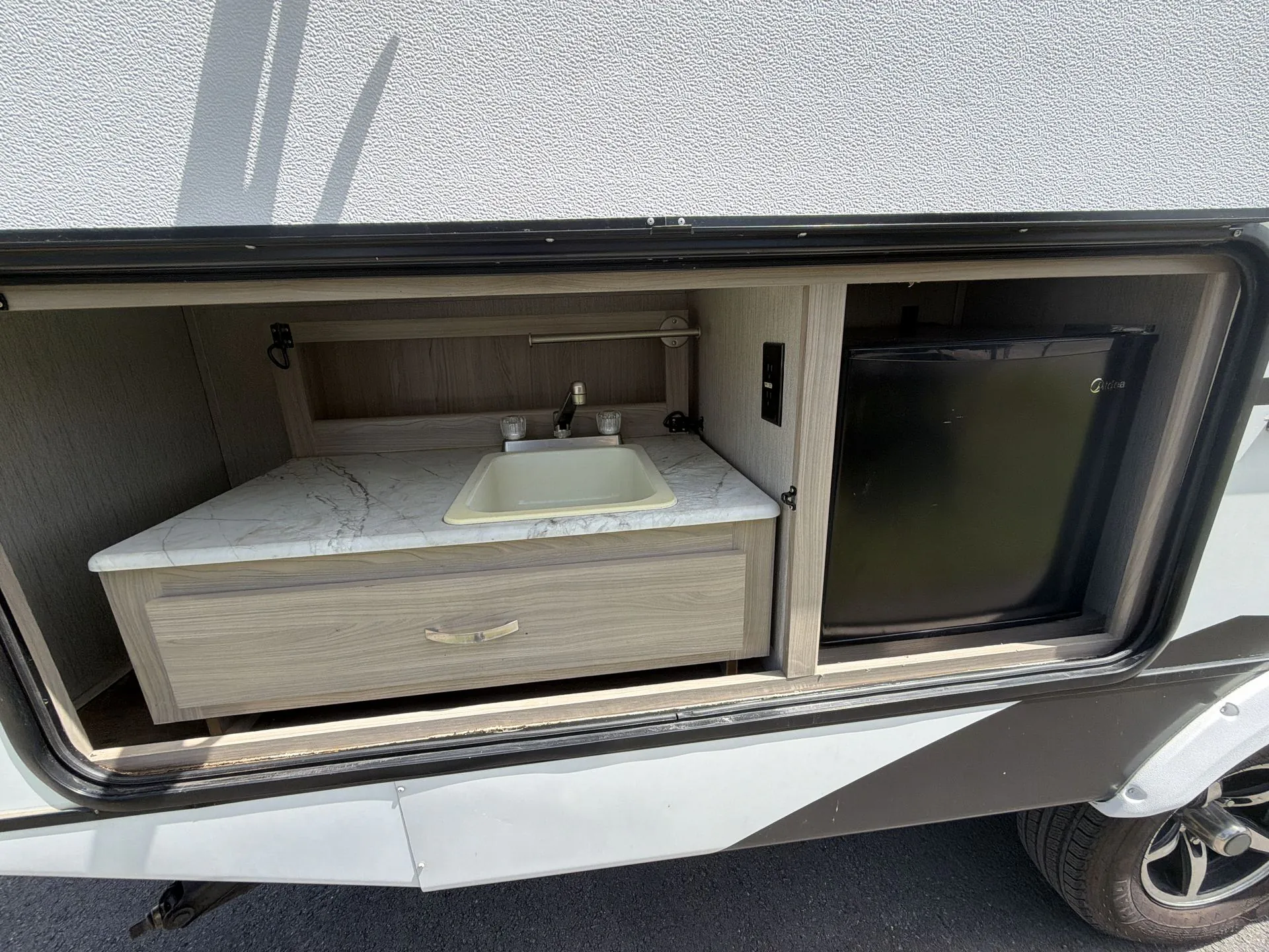 2021 Coachmen Freedom Express Ultra Lite 238BHS - Photo 3