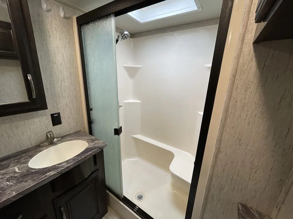 2018 Grand Design Momentum 376TH, Photos photo 18