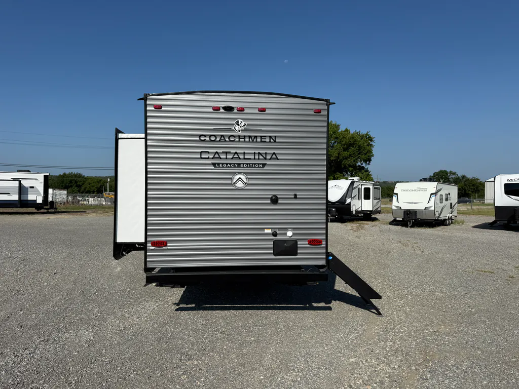2027 Coachmen Catalina Legacy Edition 333DBDSCK, Photos photo 6