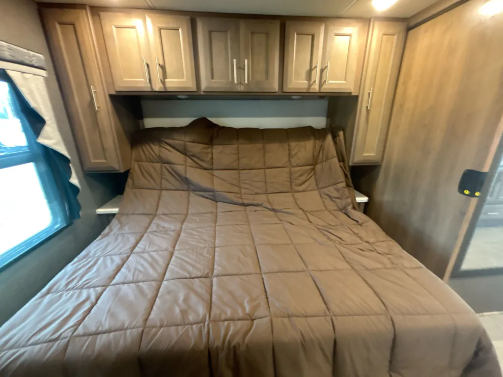 2022 Thor Motor Coach Challenger 35MQ, Photos photo 16