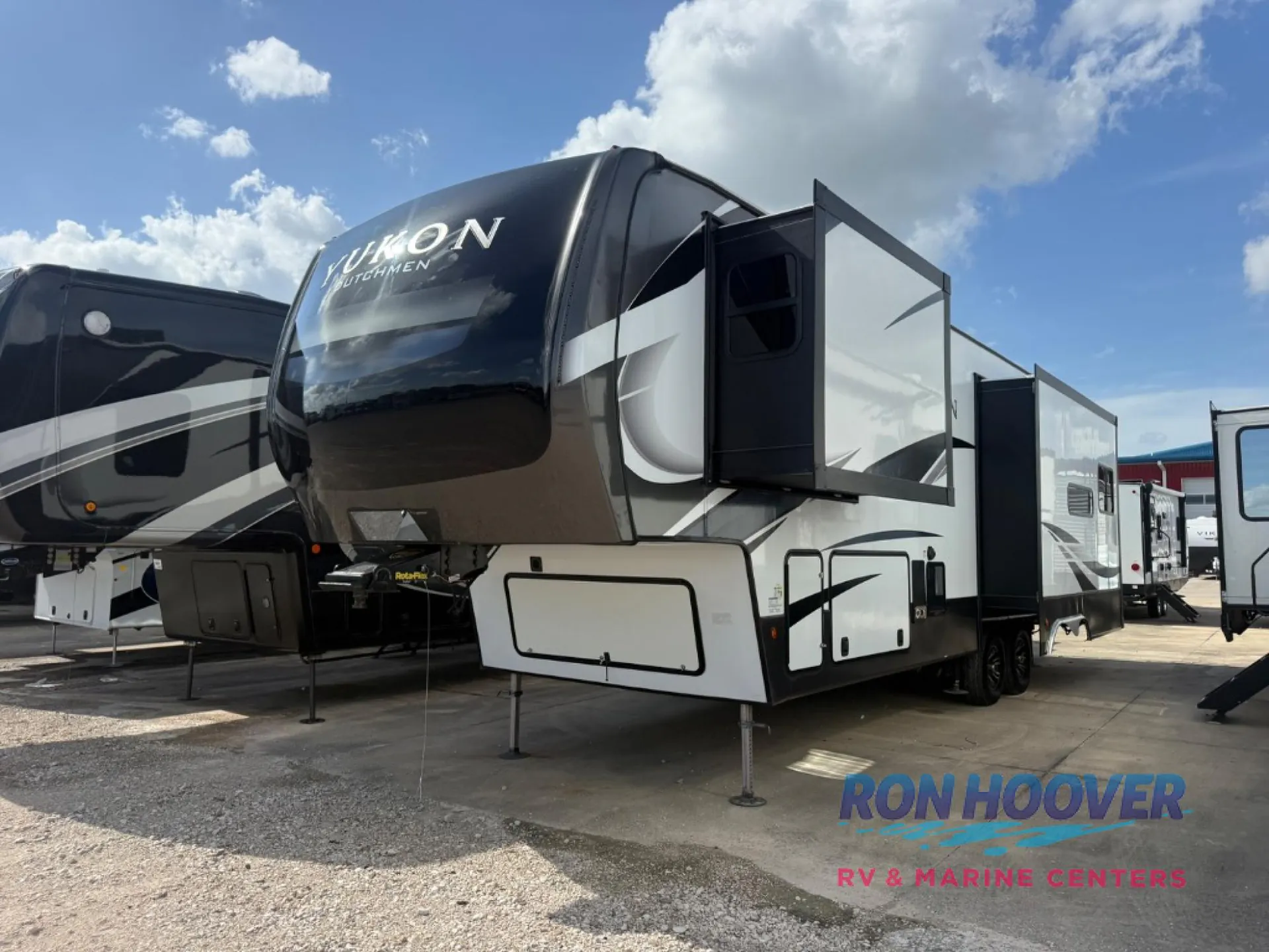 2021 Dutchmen Yukon 320RL - Photo 4