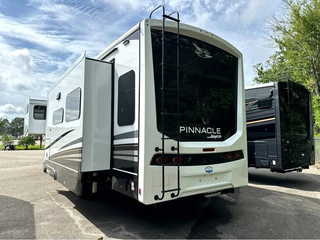 2027 Jayco Pinnacle 32RLTS - Photo 4