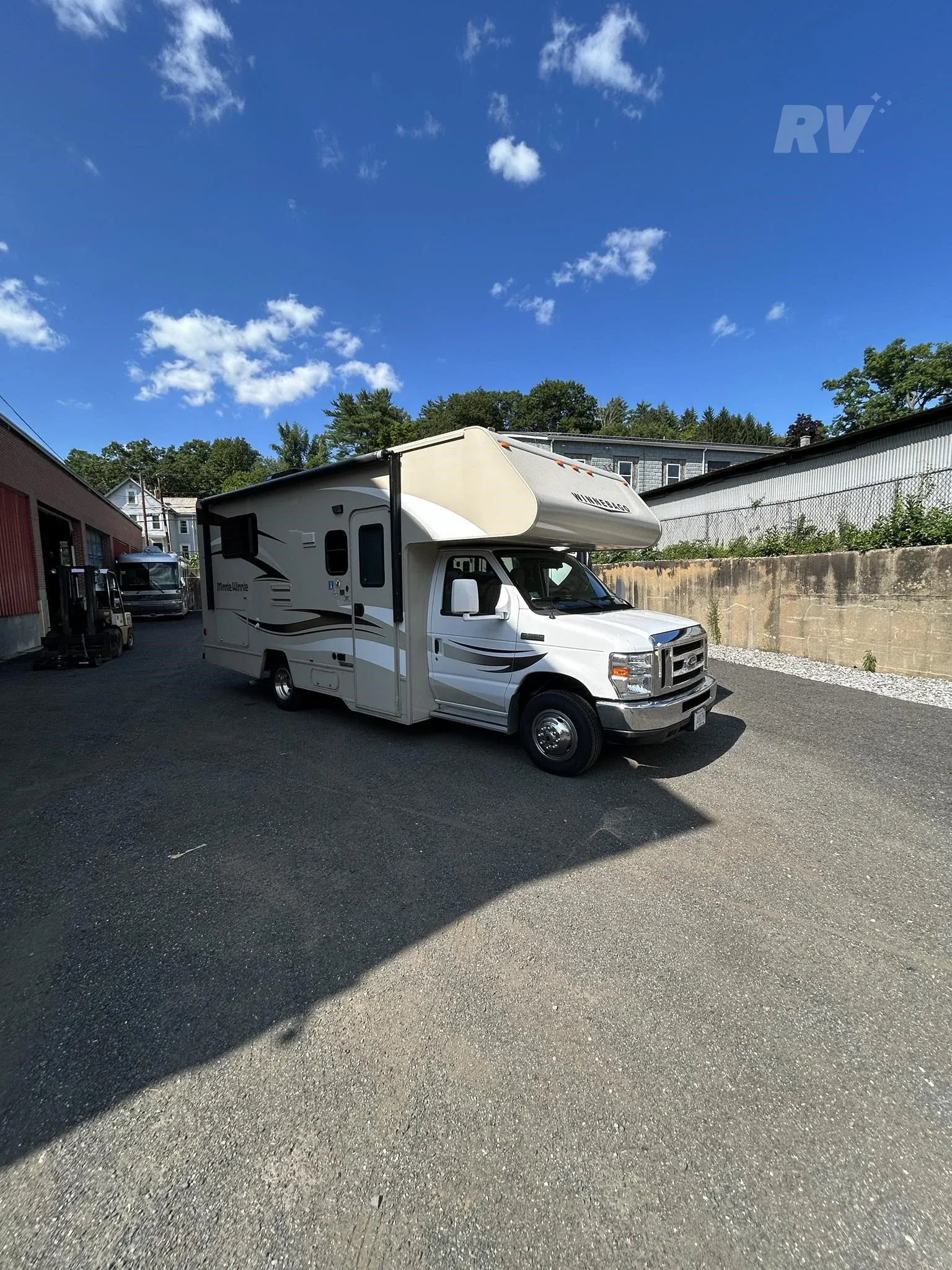 2015 Winnebago Minnie Winnie 22R - Photo 2