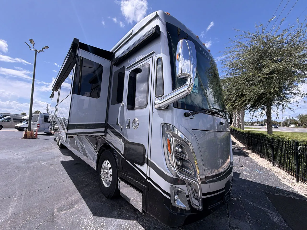 2025 Tiffin Zephyr 45 FZ - Photo 2