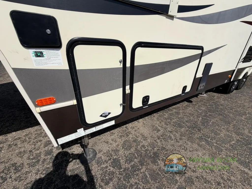 2016 Forest River Cardinal 3455RL, Photos photo 11