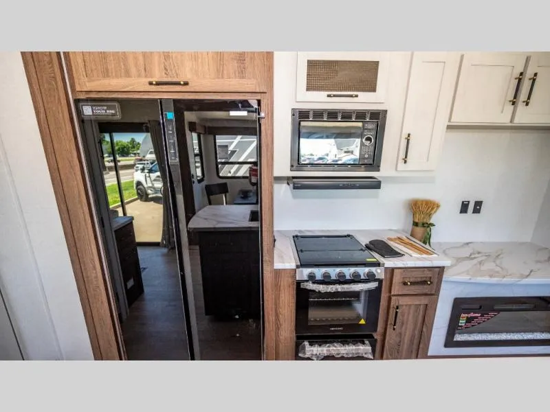 2027 CrossRoads RV Hampton 37FL - Photo 4
