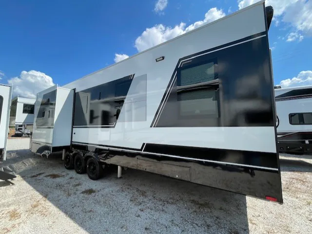 2026 Brinkley Model G 4000, Photos photo 14