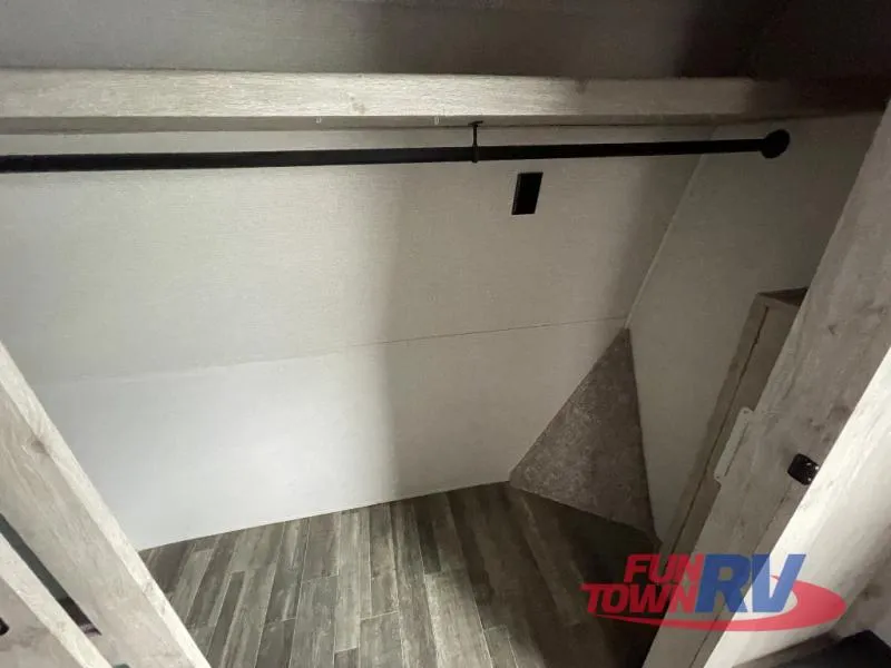 2022 Keystone Avalanche 322RL - Photo 3