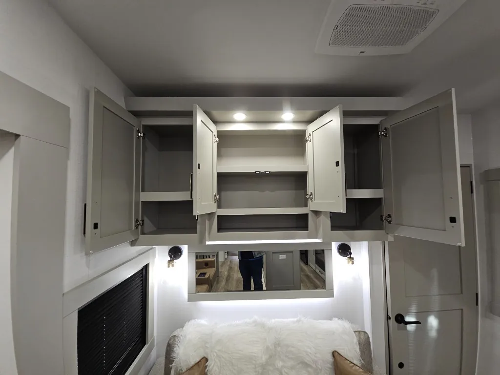 2026 Brinkley Model Z 3515, Living area photo 7