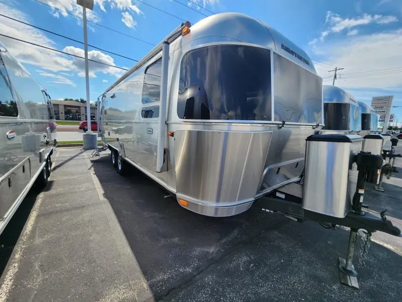 2025 Airstream Globetrotter 27FB - Photo 2