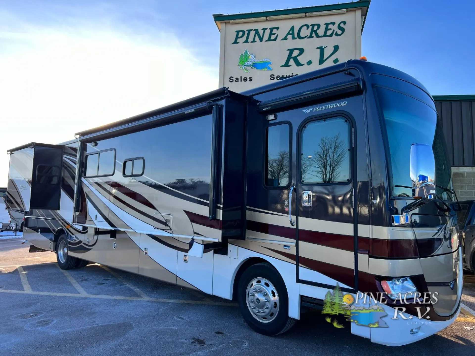 2013 Fleetwood Discovery 40X - Photo 2