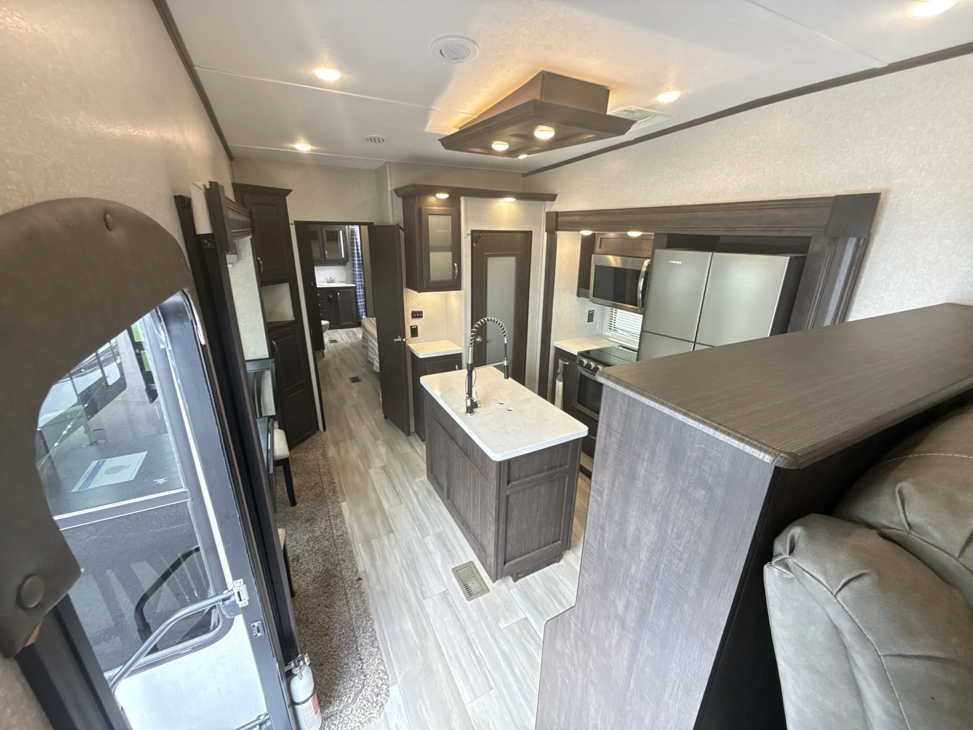 2022 Shasta Phoenix 334FL — living area main
