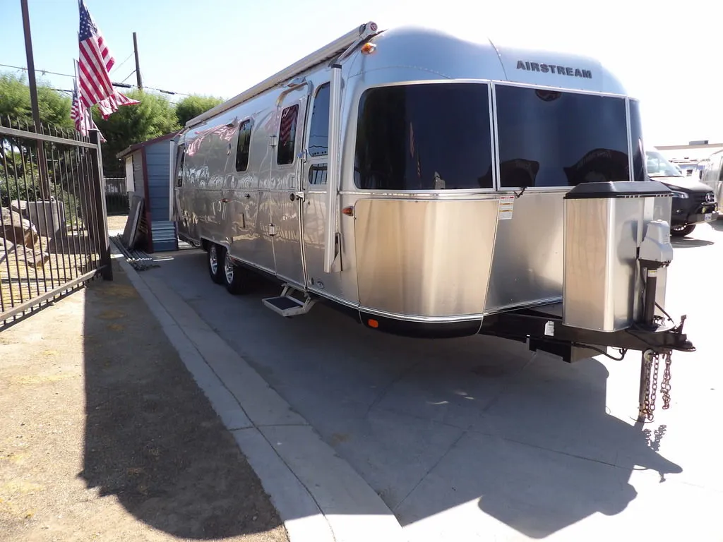 2017 Airstream Classic 30 - Photo 2