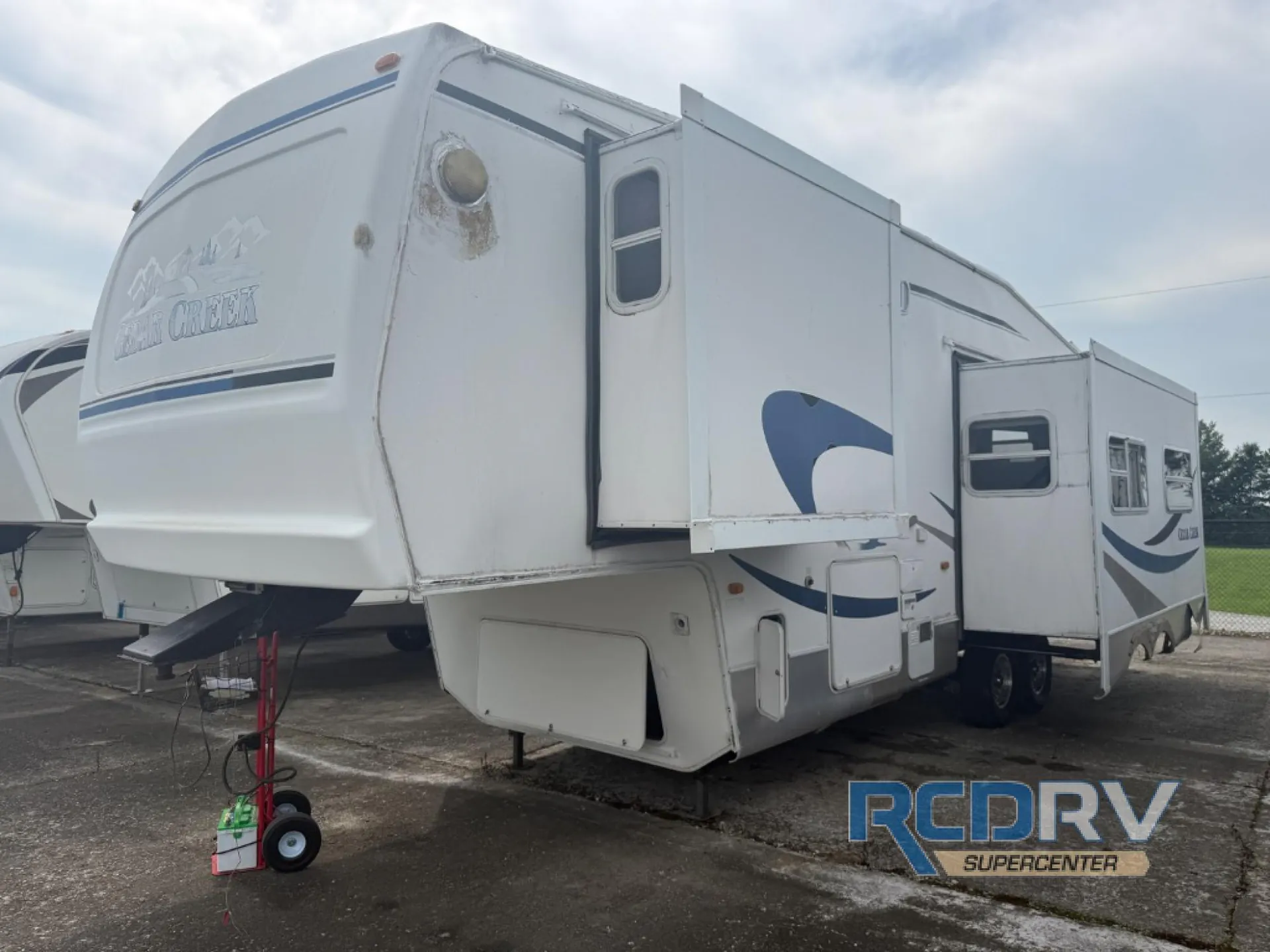 2004 Forest River Cedar Creek Silverback 31LBHBS - Photo 4