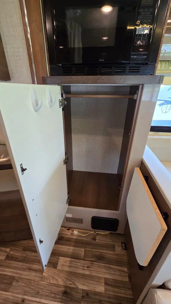2017 Winnebago Navion 24J - Photo 4