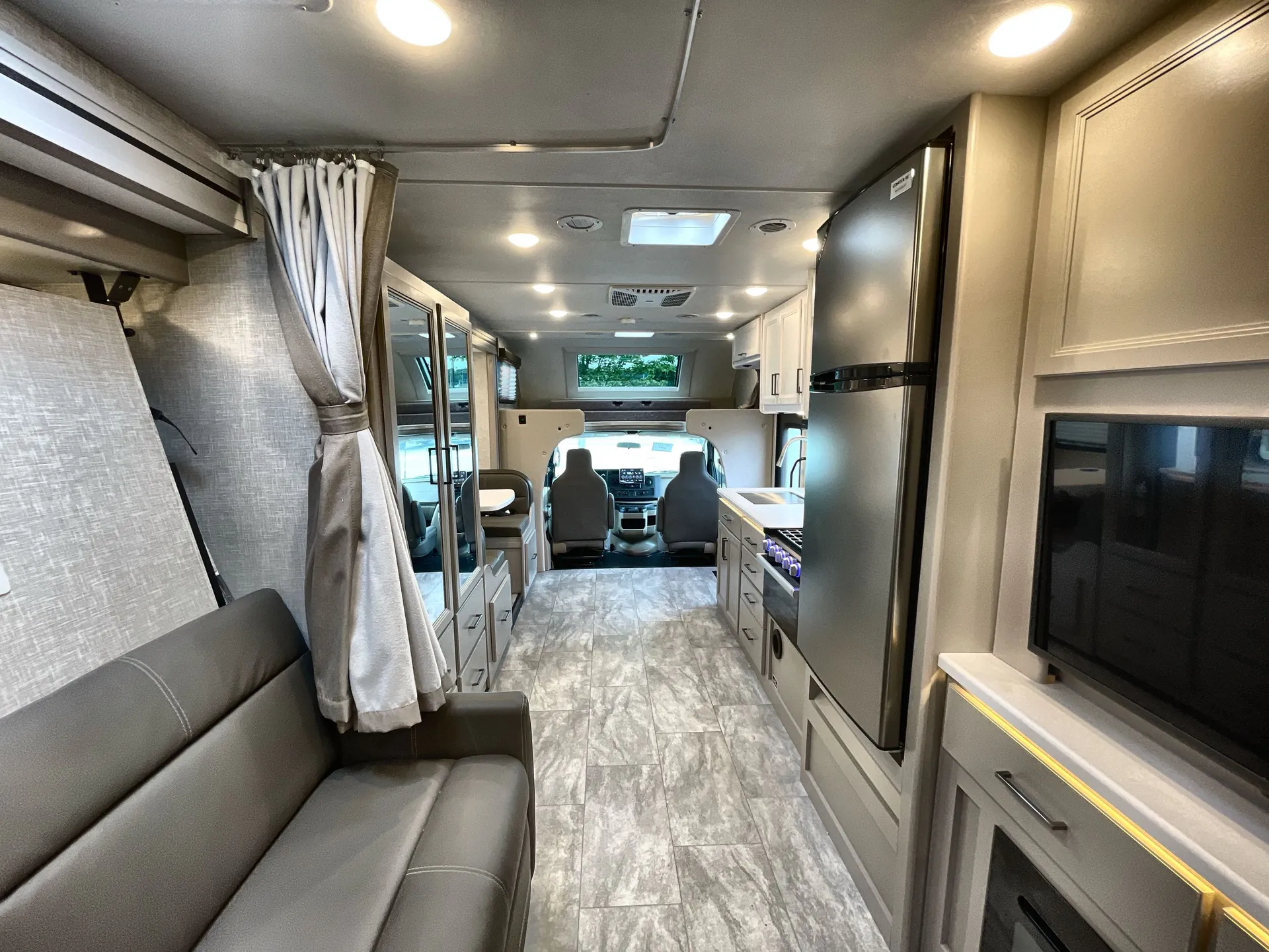 2025 Thor Motor Coach Quantum LP27 — living area main
