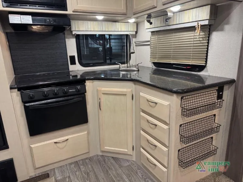 2019 Winnebago Minnie Plus M-25RKS - Photo 4