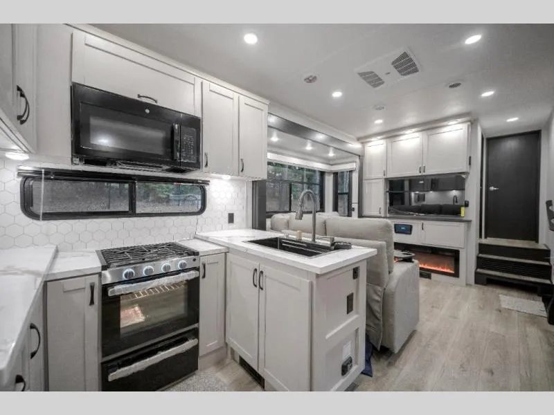 2026 Jayco Seismic 399 - Photo 4