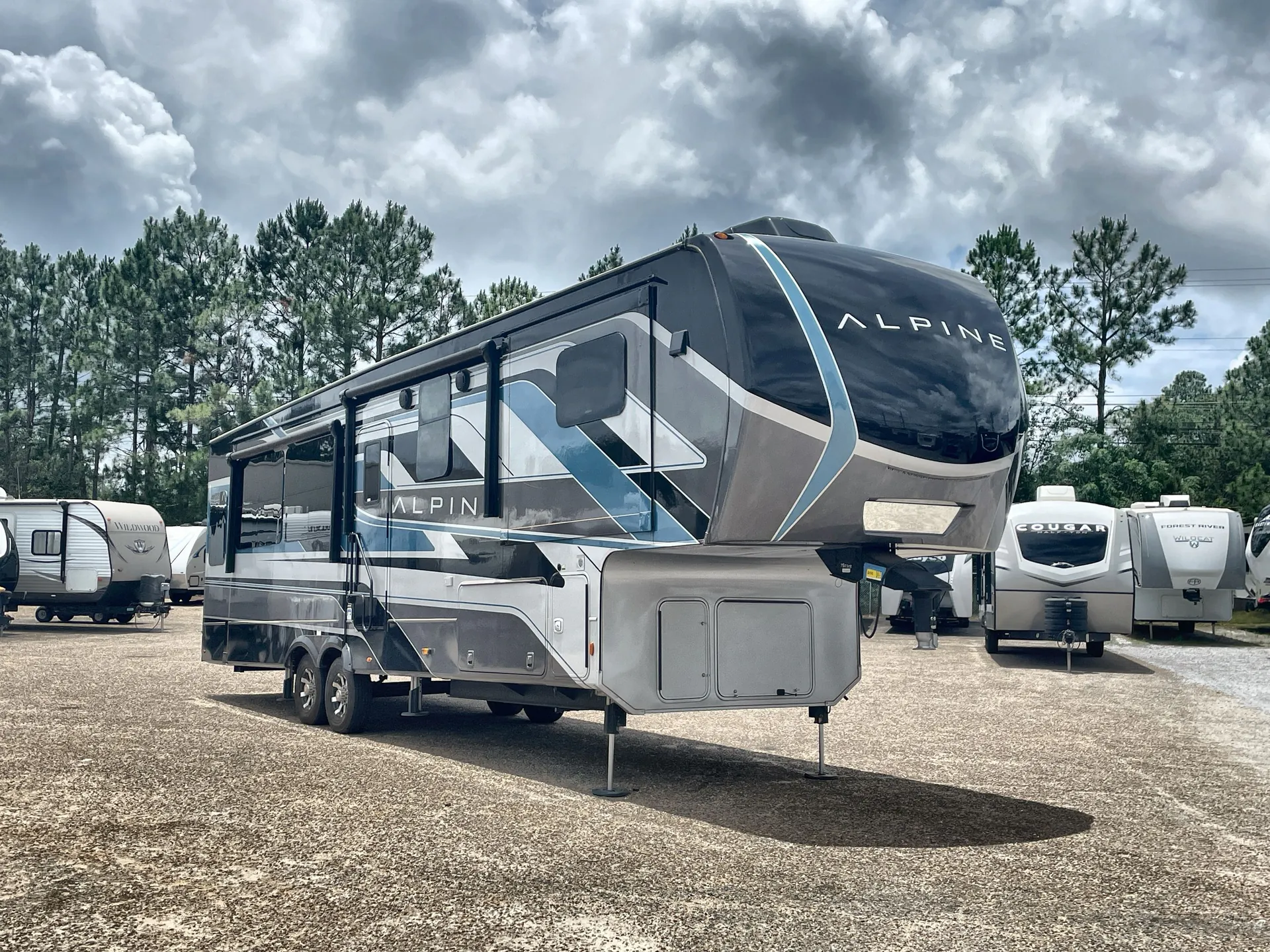 2024 Keystone Alpine 3303CK - Photo 2