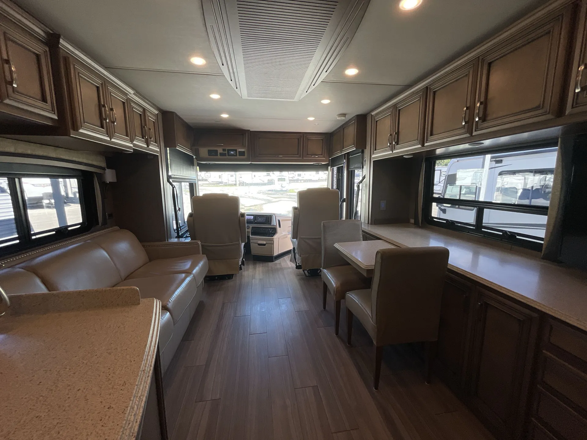 2019 Newmar Ventana 3426 — living area main