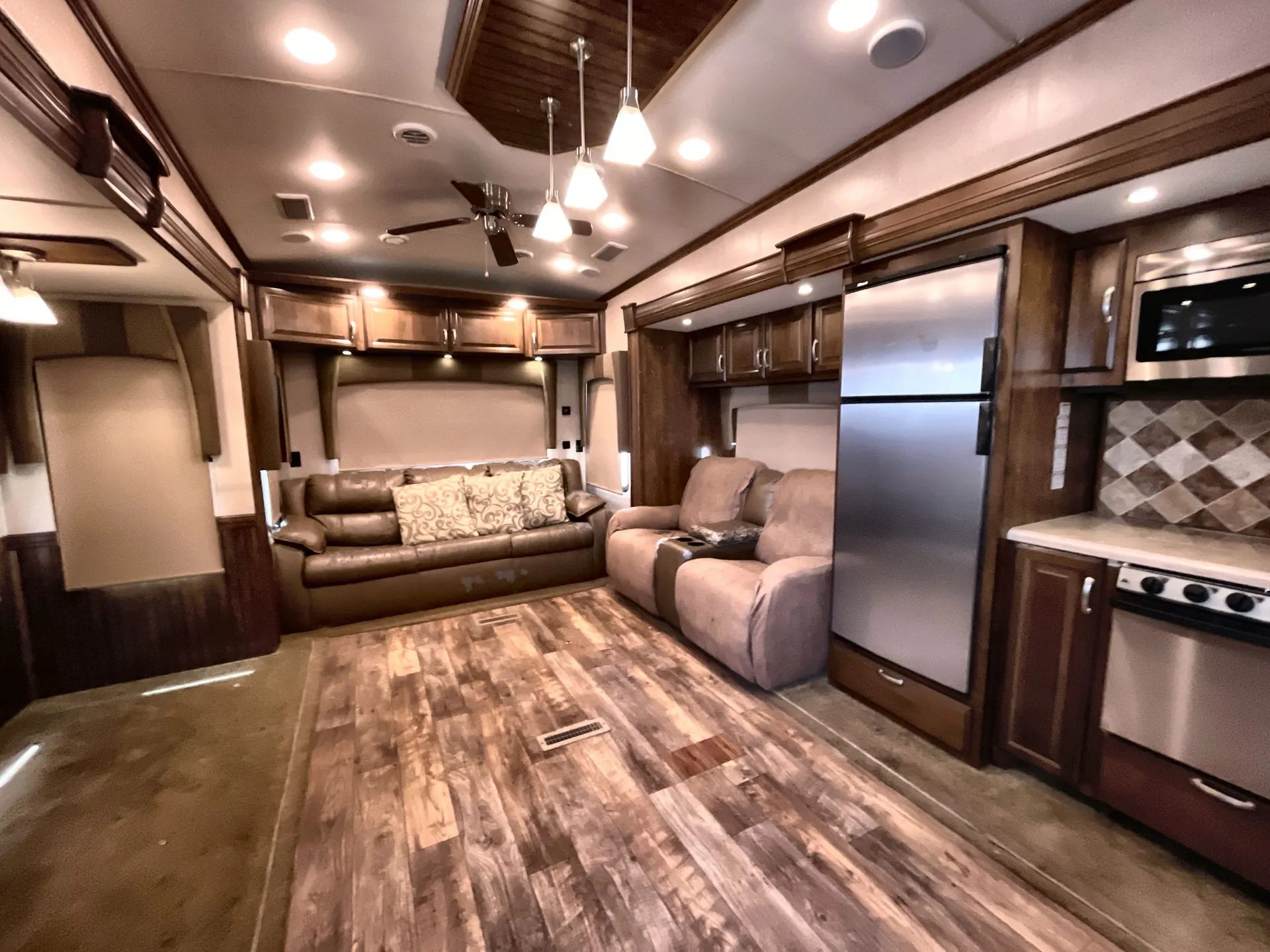 2016 Forest River Cardinal 3030RS - Photo 4