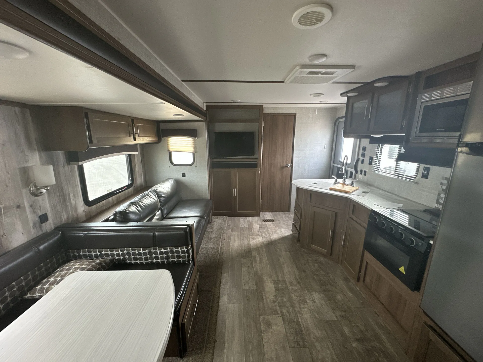 2019 Gulf Stream Conquest 30FRK — living area main