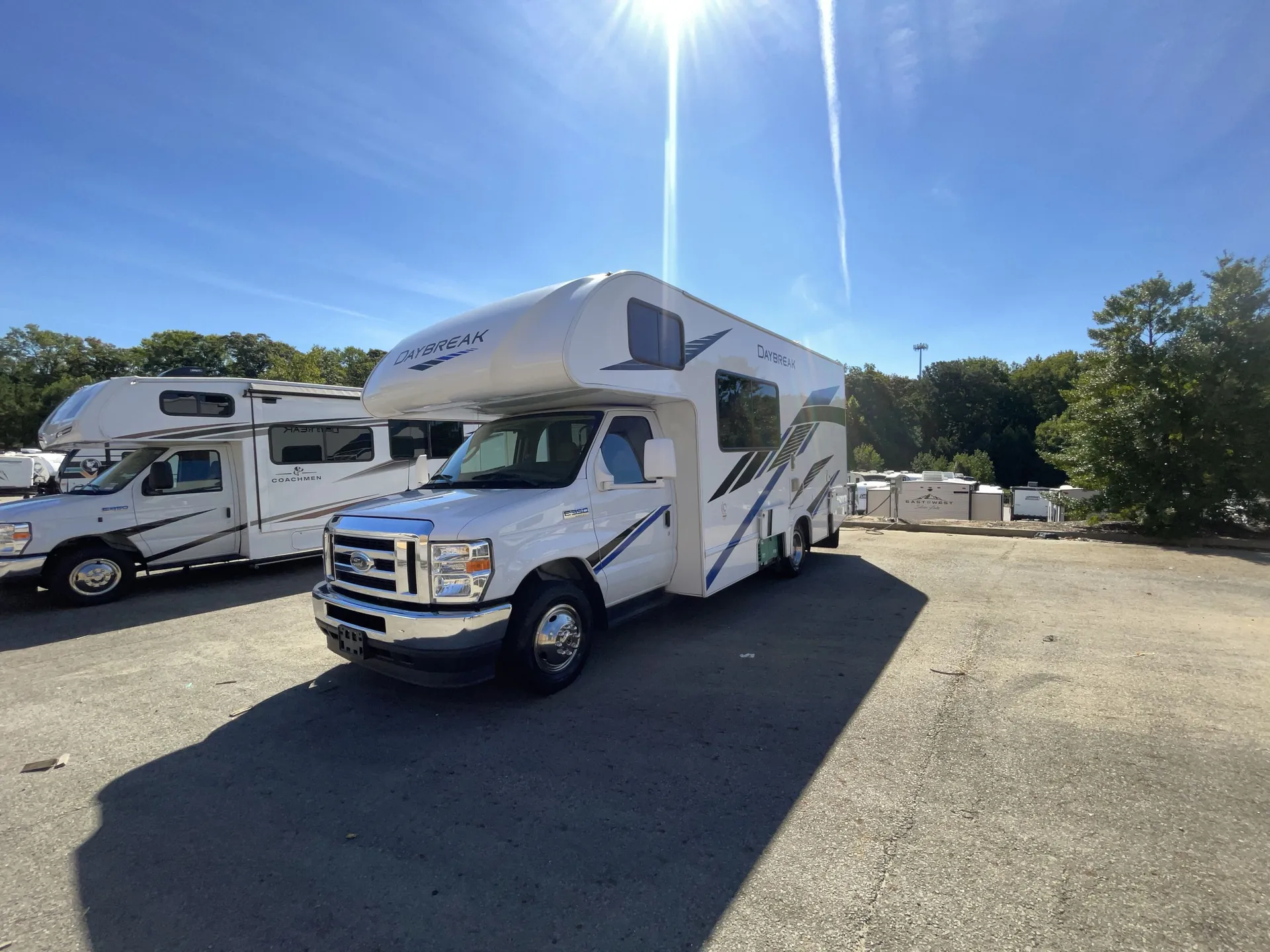 2021 Thor Motor Coach Daybreak 22GO - Photo 2