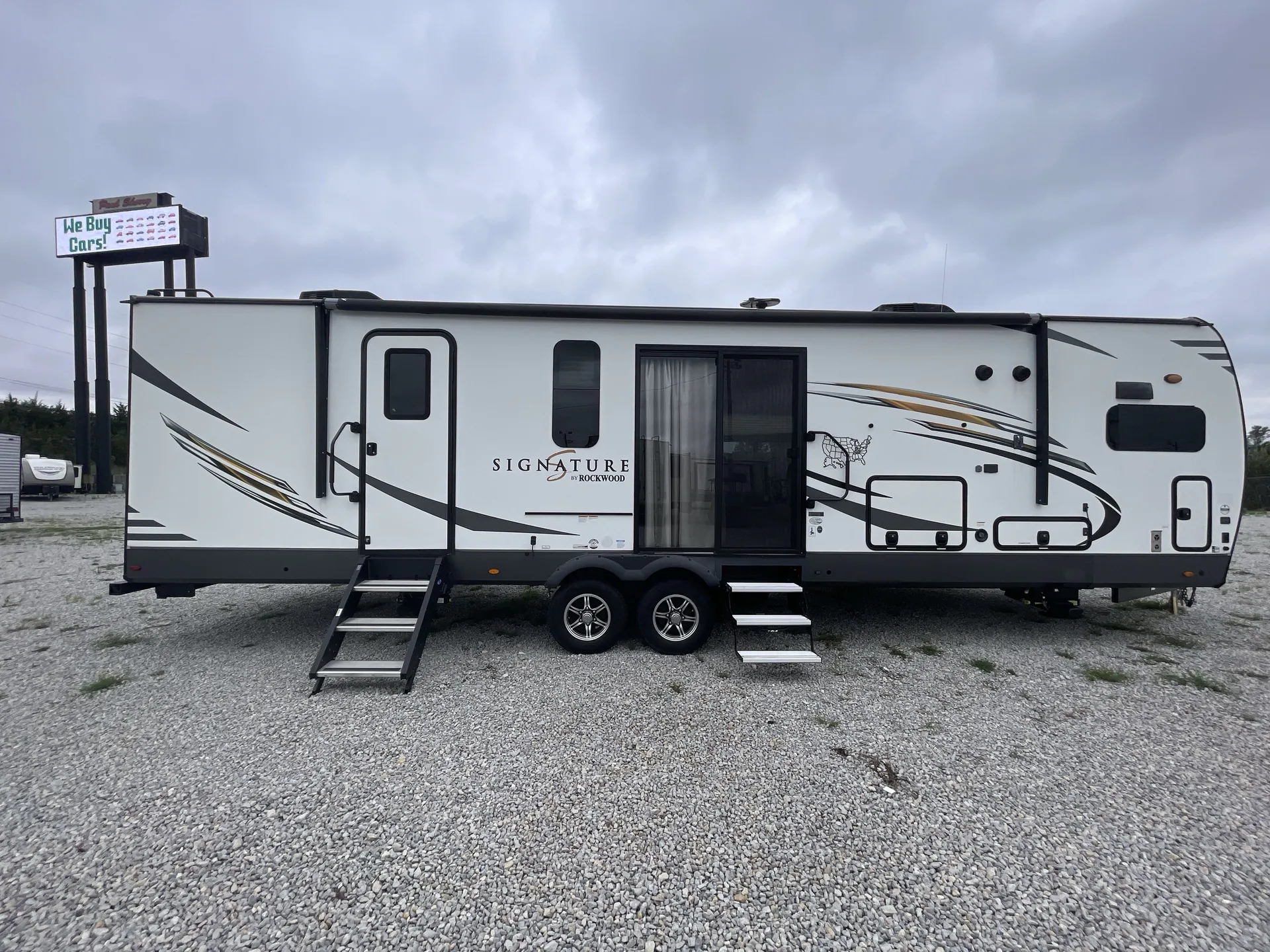 2020 Forest River Rockwood Signature Ultra Lite 8335SB — campside